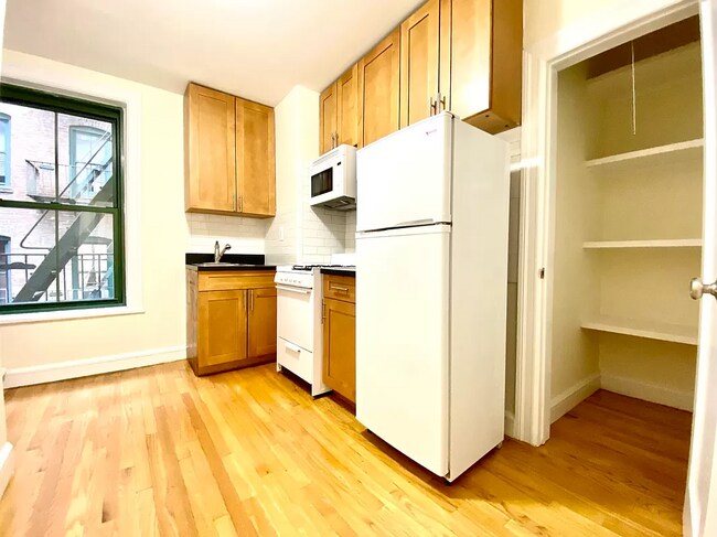 Building Photo - 1 Bedroom / 1 Bath on E 78th St
