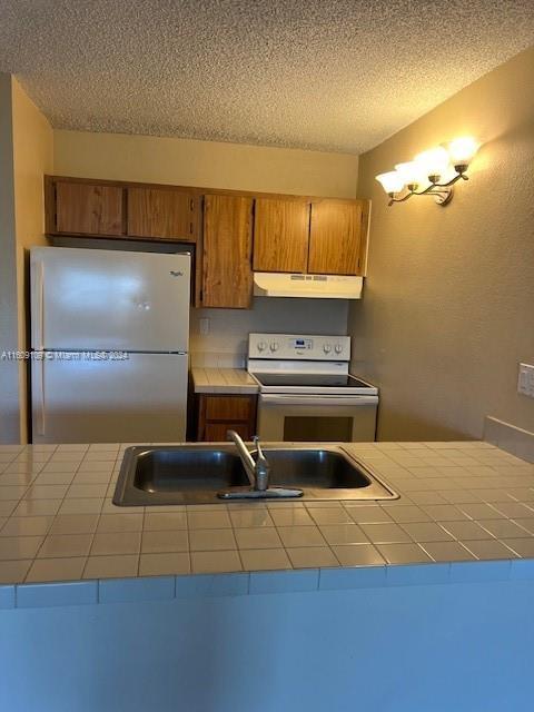 Building Photo - 2771 Riverside Dr