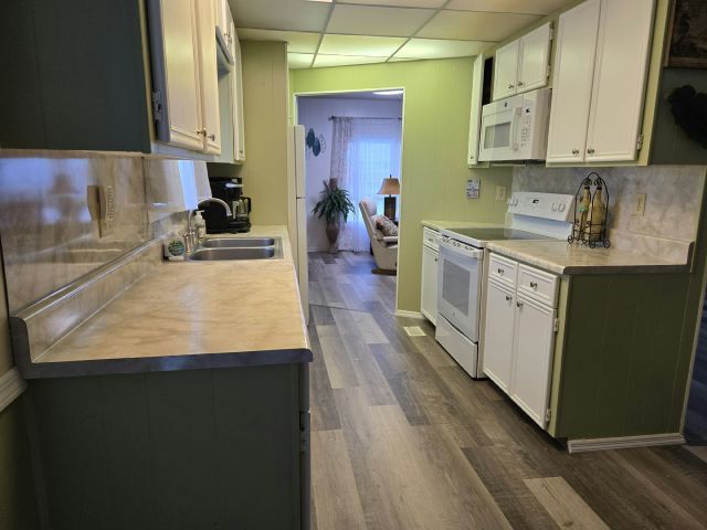 Building Photo - 214 48th Ave Dr W
