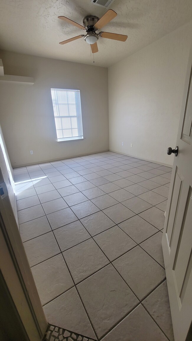 Building Photo - 705 Hellenic Dr