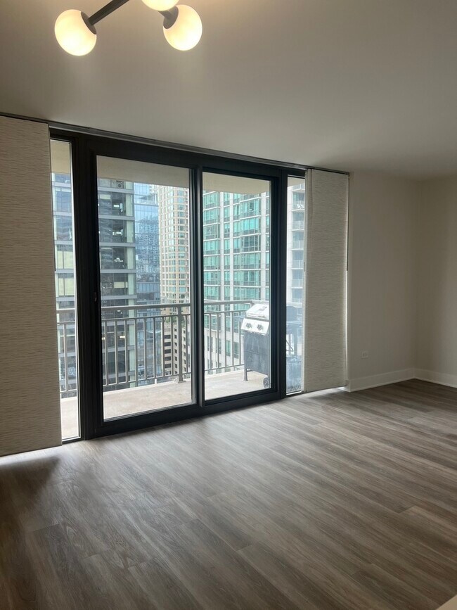 Foto del edificio - 630 N State St