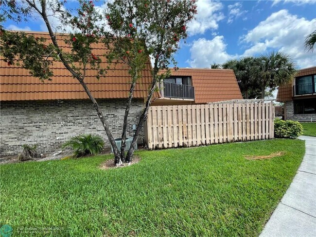 Building Photo - 11021 SW 15th Manor
