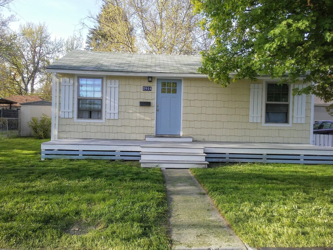 This renovated bungalow is waiting for you! - 2914 Woodlawn Avenue