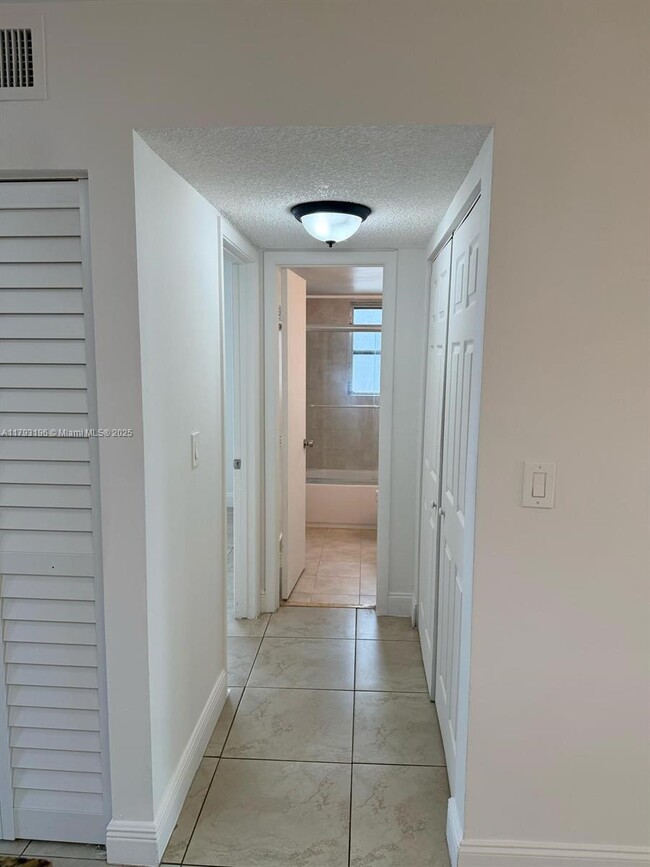 Foto del edificio - 8710 N Sherman Cir