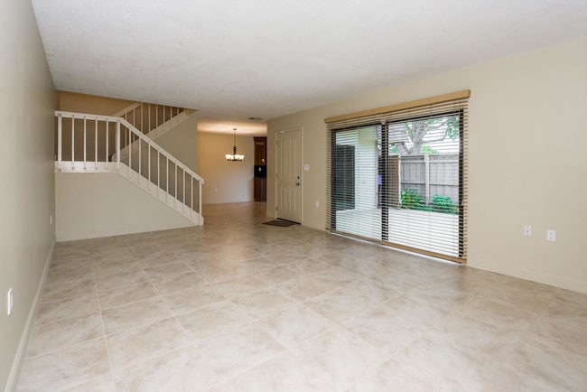 Building Photo - 818 8th Ct