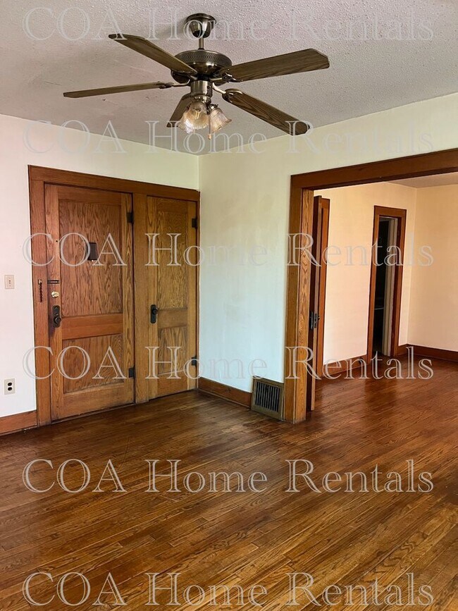 Foto del edificio - 3227 E Oakland Ave