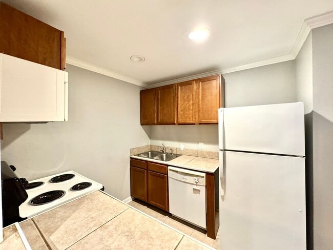 Building Photo - Three Bedroom Home with Spacious Bedrooms