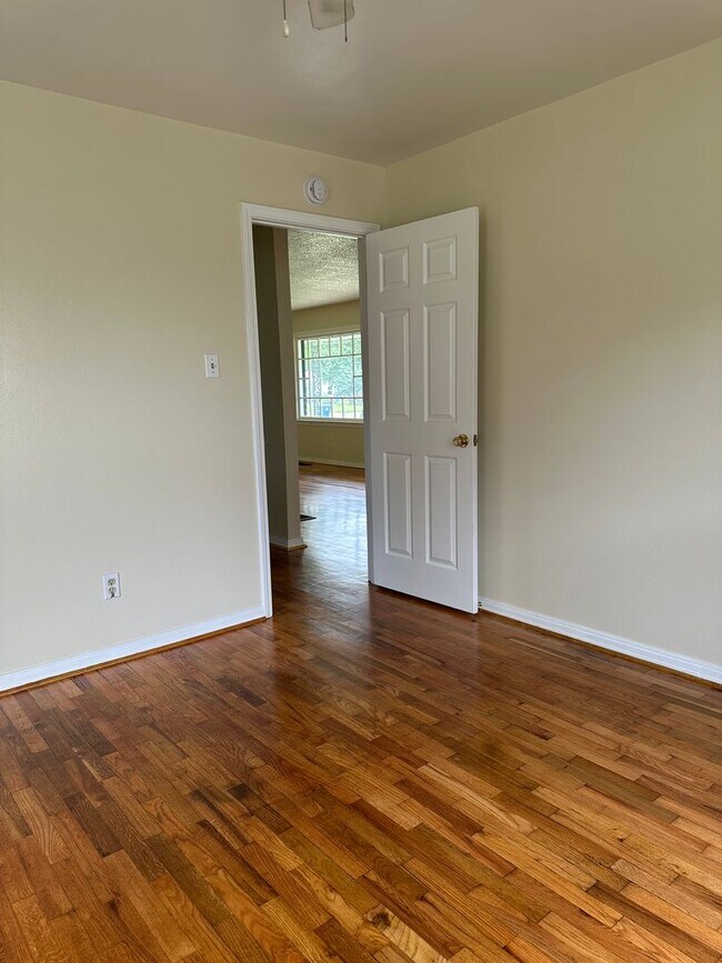 Foto del edificio - 3 Bedroom 2 bathroom home central air and Heat.