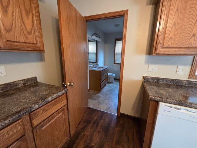 Building Photo - Large 3 BD  2 Bath Townhome