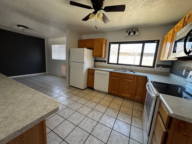 Foto del edificio - 3 Bed 2 bath in Northeast ABQ