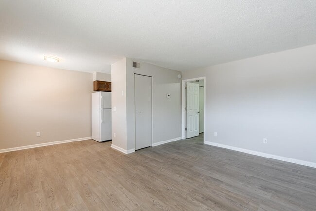 Building Photo - 209 N Woodland Dr