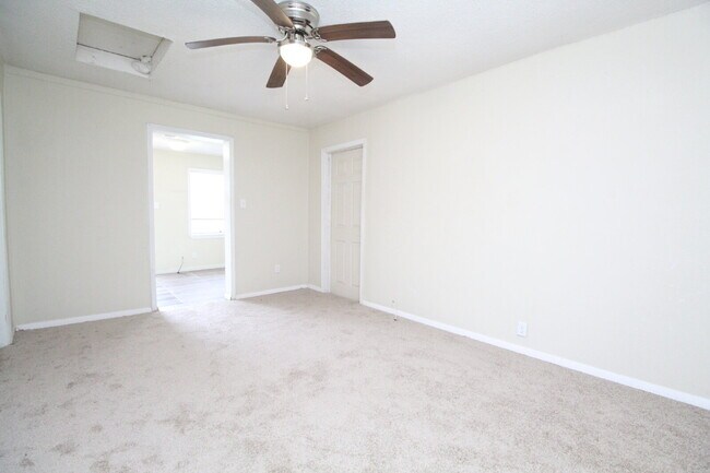 Building Photo - Convenient 3BD/1BA Home Near NAS Pensacola...