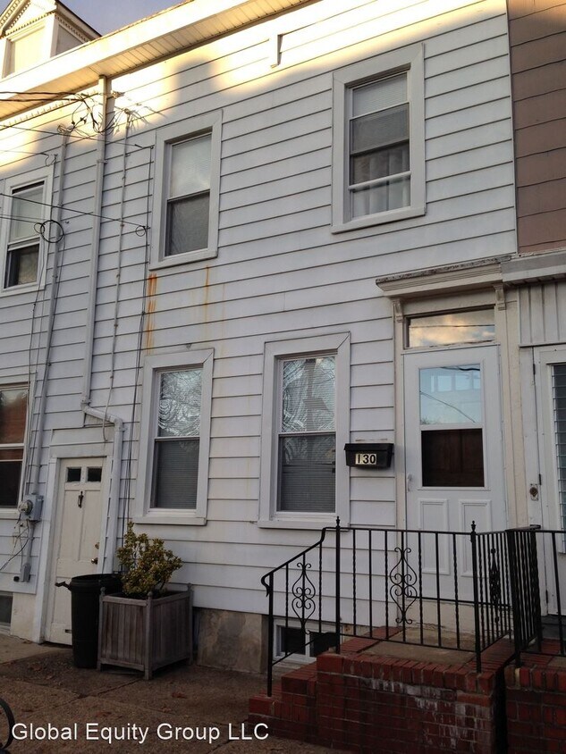 Foto principal - 3 br, 1 bath House - 130 Rusling St.