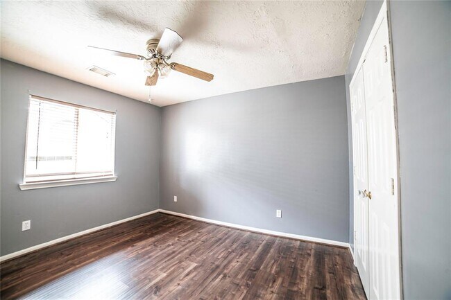 Foto del edificio - 1215 Wood Haven Ct