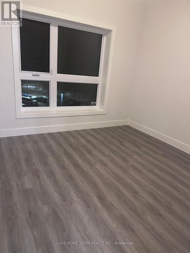 Photo du bâtiment - 1000-1000 Lackner Blvd