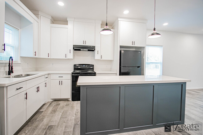 Building Photo - 405 Lion's Villa AV
