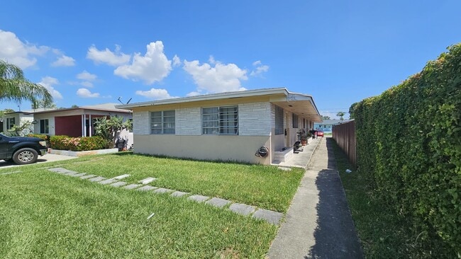 Building Photo - 1723 Plunkett St