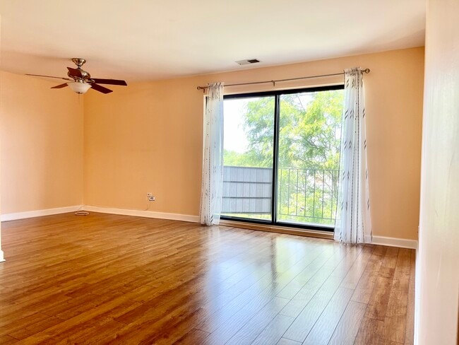 Living room with a big balcony - 1275 E Baldwin Ln
