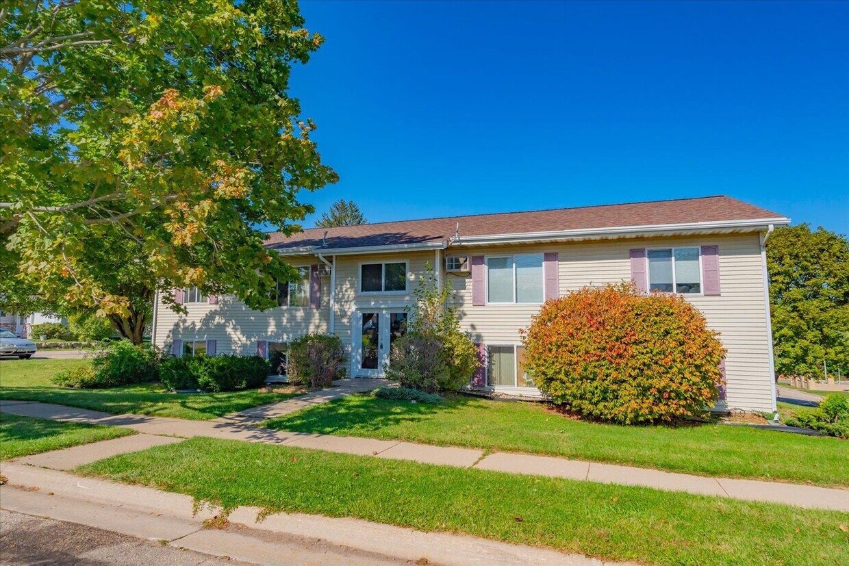 102 W Main St Unit 1, Barneveld, WI 53507 Room for Rent in Barneveld