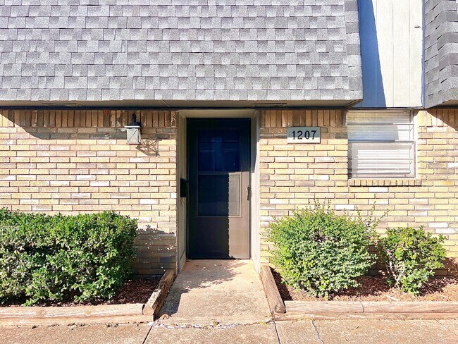 Foto del edificio - 1207 Lakecrest Dr