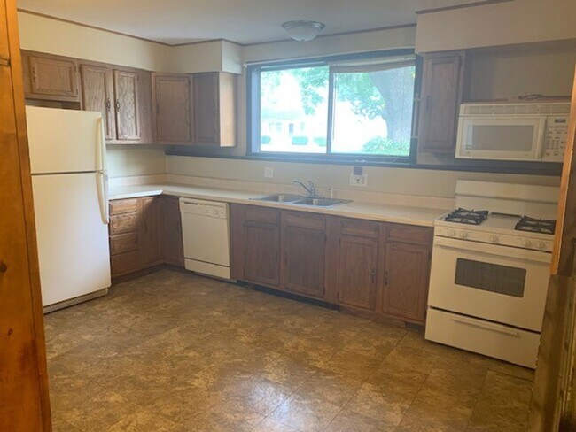 Foto del edificio - 4 Bedroom 2 Bath Home Available for Rent i...