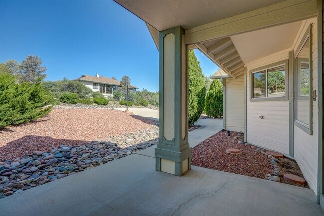 Foto del edificio - Freshly painted, 3 Bedroom, 2 Bath Home in...