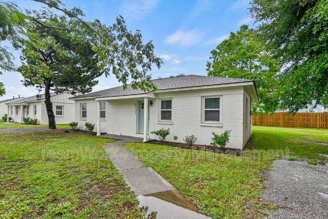 Building Photo - 3111 Azalea Dr