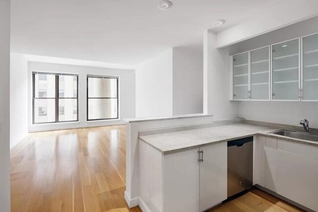 Building Photo - 3 bedroom in New York NY 10005