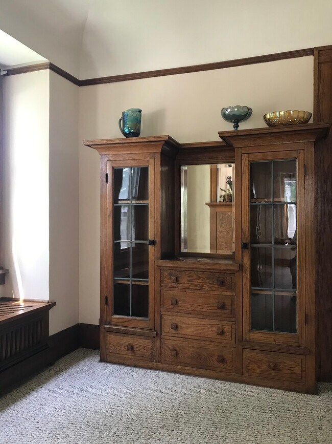 Armario de comedor - 5628 W Washington Blvd
