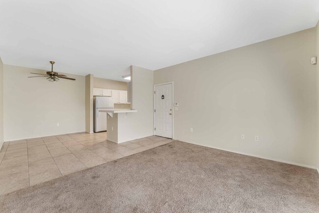 Building Photo - Bright 2 Bedroom Condo with Garage!