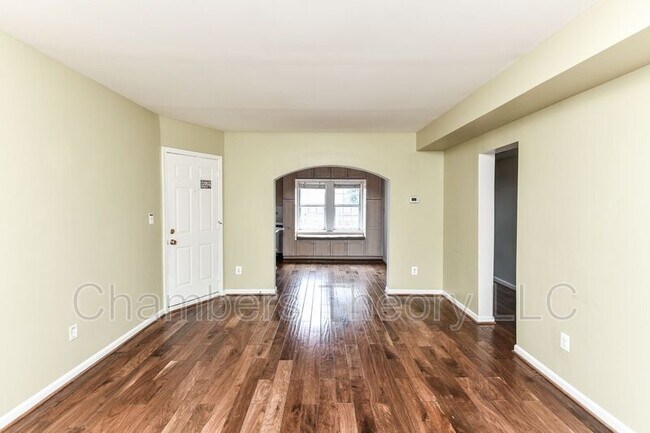Building Photo - 1733 Queens Ln