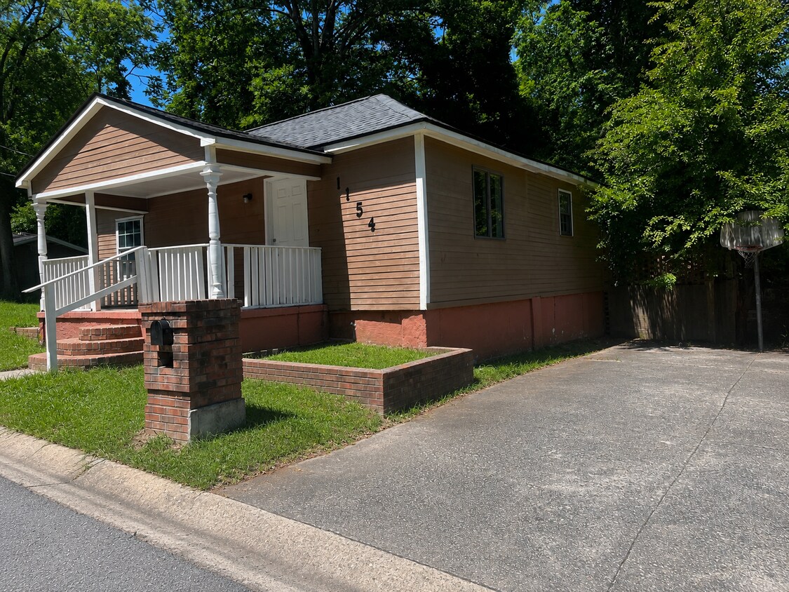 Building Photo - 1145 Davis Cir