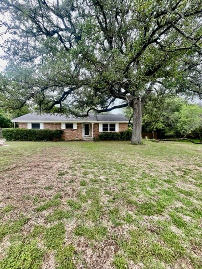 Building Photo - 3310 MacArthur Dr
