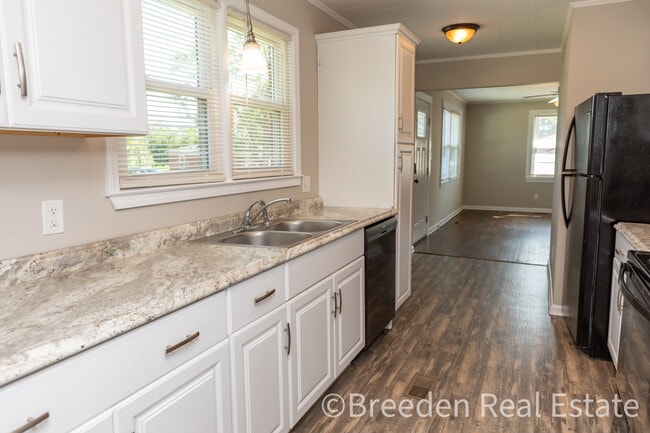 Building Photo - 1096 Elm Cir