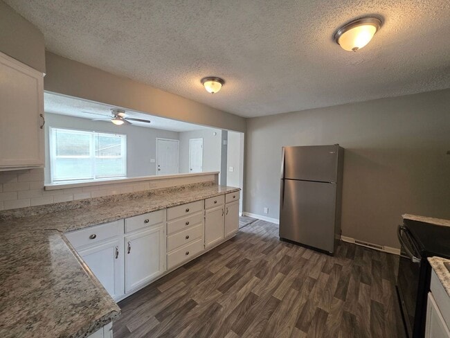 Building Photo - Spacious 4 Bed / 2.5 Bath Home with 2 Living Areas