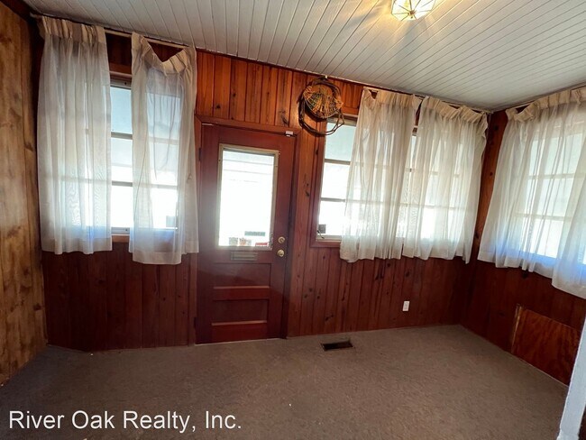 Building Photo - 3 br, 1 bath House - 260 E. 25th St.