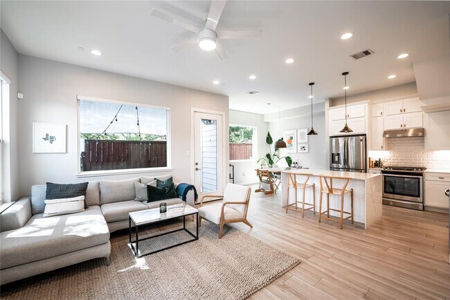 Building Photo - 827 Martin St