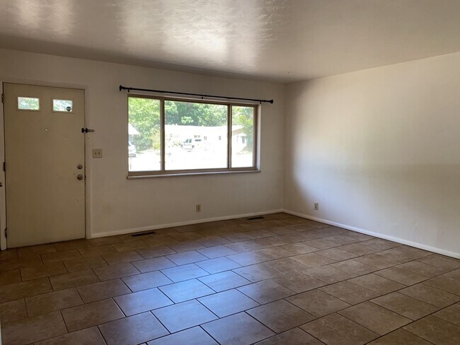 Foto del edificio - STUDENTS WELCOME! Sprawling Ranch Home w/ Large Fenced Yard