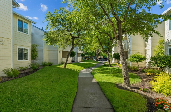 Building Photo - Emerald Pointe