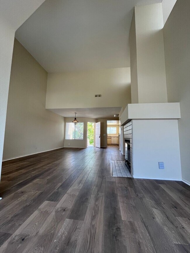 Foto del edificio - JUST REFURBISHED SPACIOUS DUAL MASTER COND...