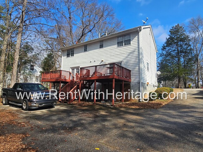 Building Photo - AWESOME 2 BEDROOM / 2.5 BATH APARTMENT IN ...