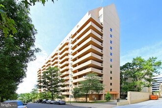 Building Photo - 1301 N Courthouse Rd