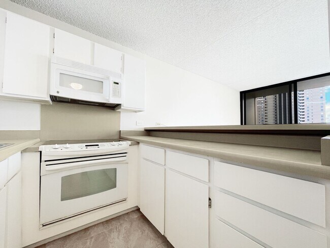 Building Photo - One Bedroom Waikiki Condo with Central A/C...