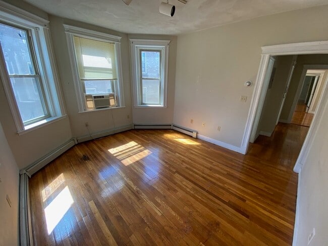 Building Photo - 9 Colborne Rd