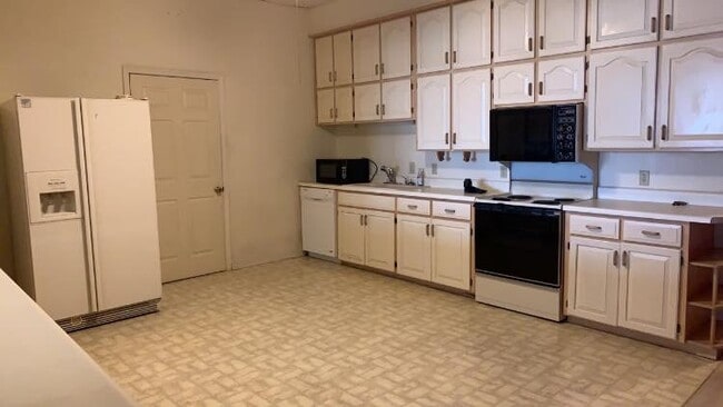 Kitchen - 122 E Wall St