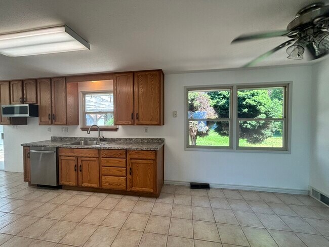 Building Photo - 607 S 72nd Ave