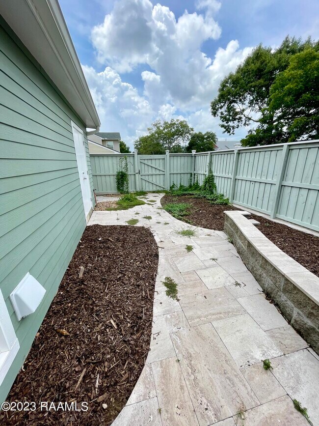 Building Photo - 16 Heatherstone Dr