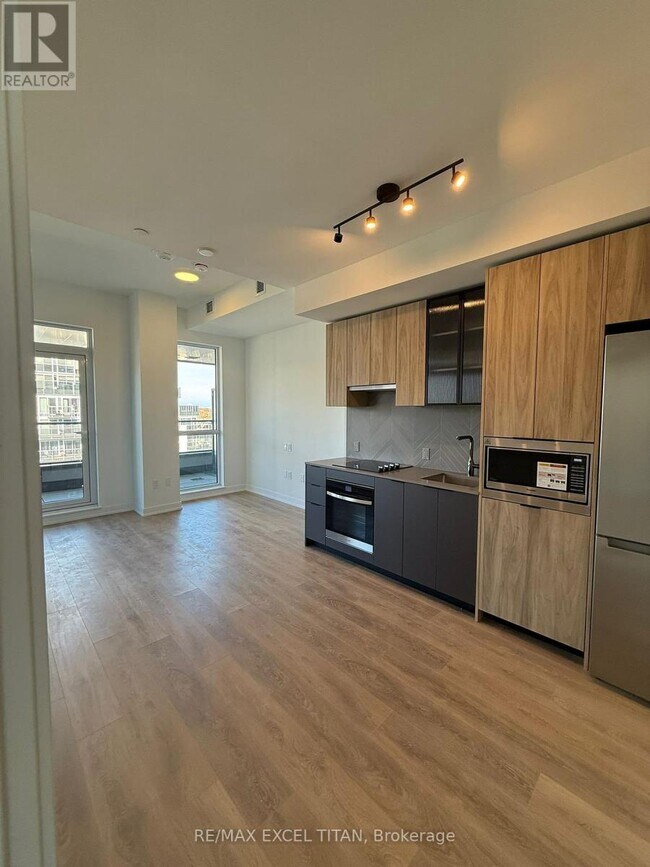 Building Photo - 1037 The Queensway