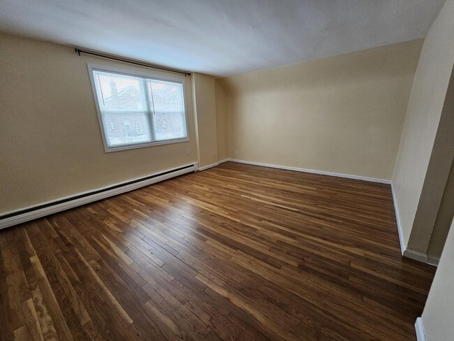 Building Photo - 2525 Pearsall Ave