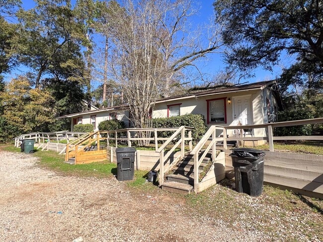 Building Photo - Small but adequate